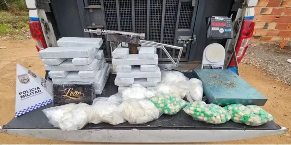 Homem é preso e adolescente apreendido com submetralhadora e drogas em Campos