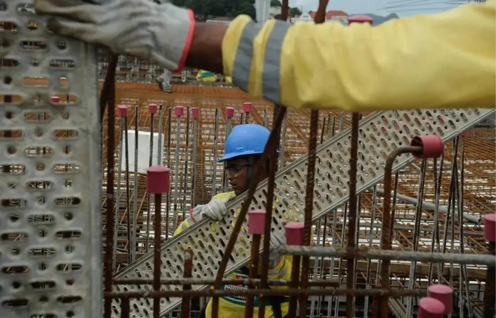 Desempenho da construção recua em junho e condições financeiras seguem negativas